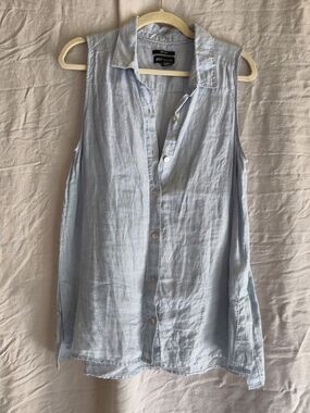 Jones New York Light Blue Sleeveless Button-Down Shirt
